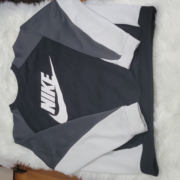 Nike Tops - Nike Sweatshirt